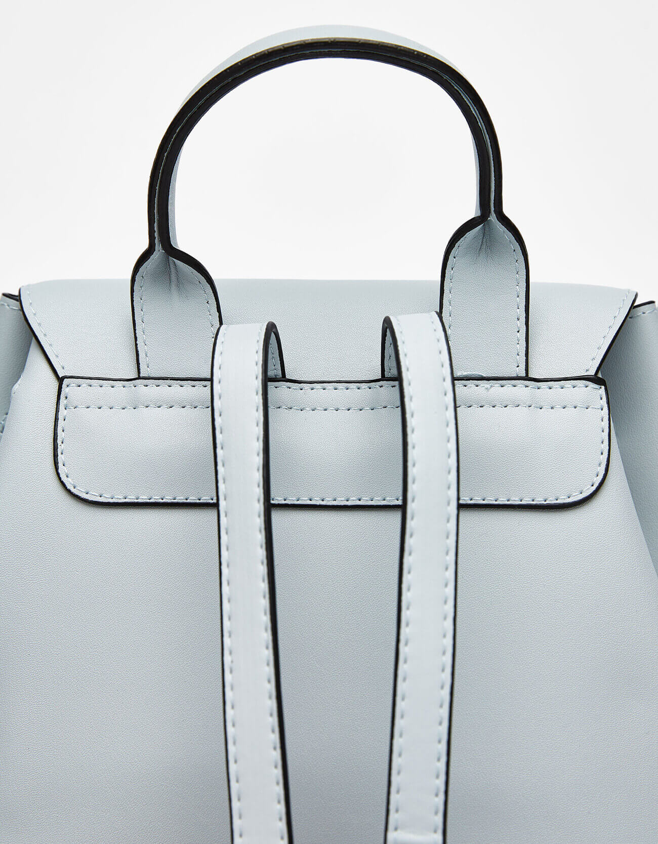 Backpack with metal fastener - Image 3