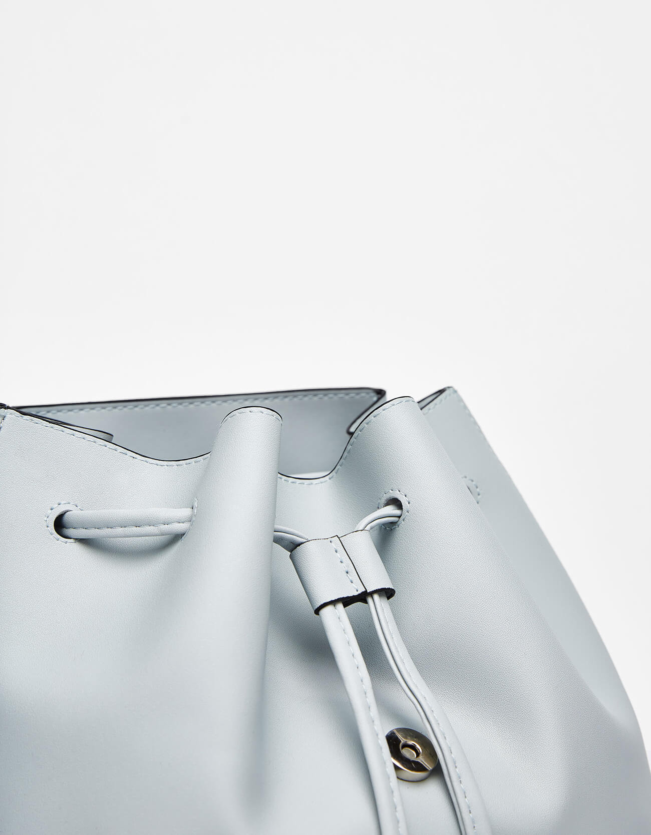 Backpack with metal fastener - Image 4