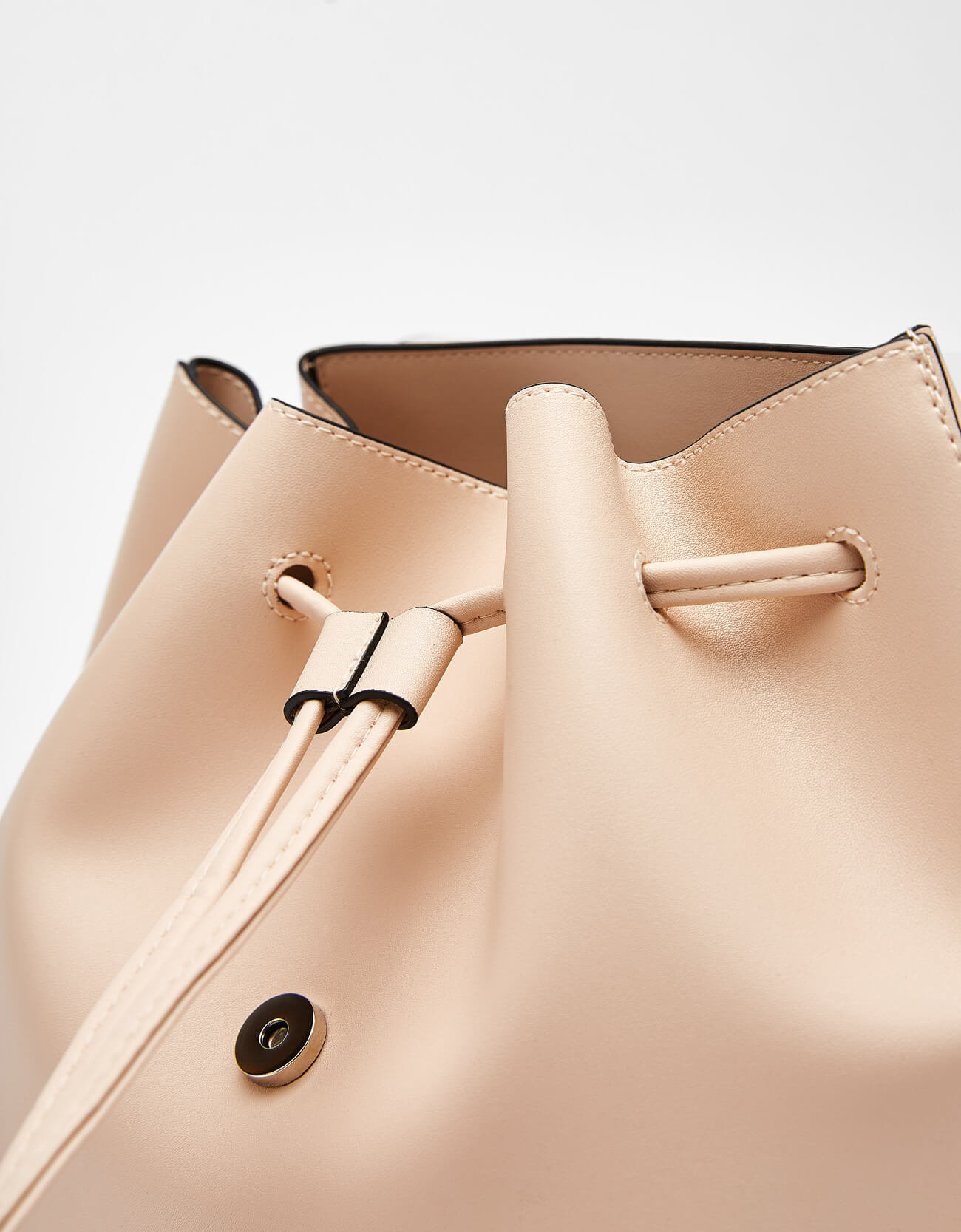 Backpack with metal fastener - Image 8