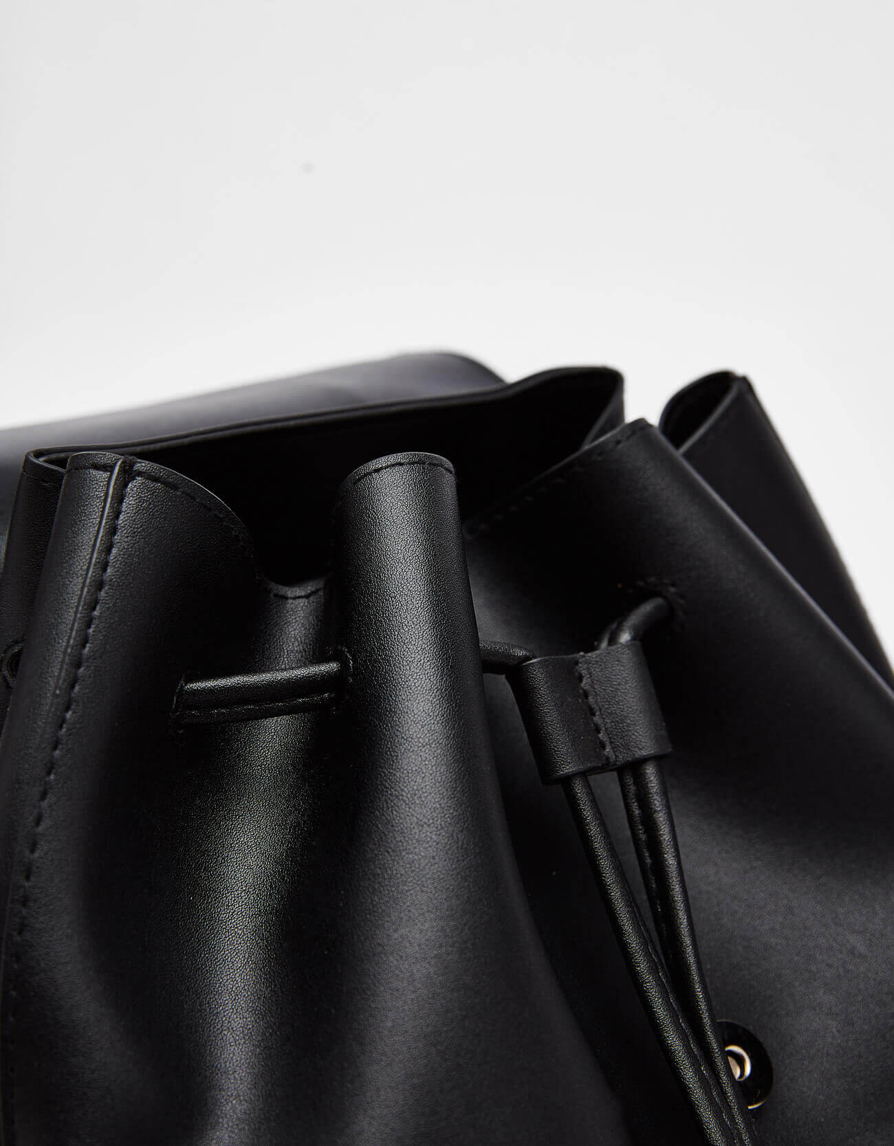 Backpack with metal fastener - Image 12